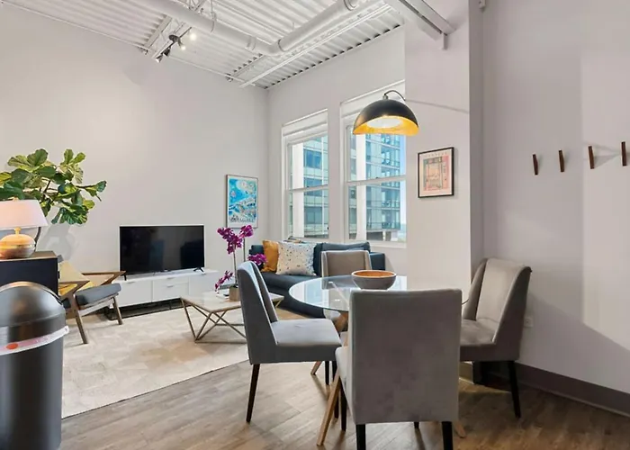 Casa de férias Downtown Mich Ave - 6 Penthouses, Sleep 25 *