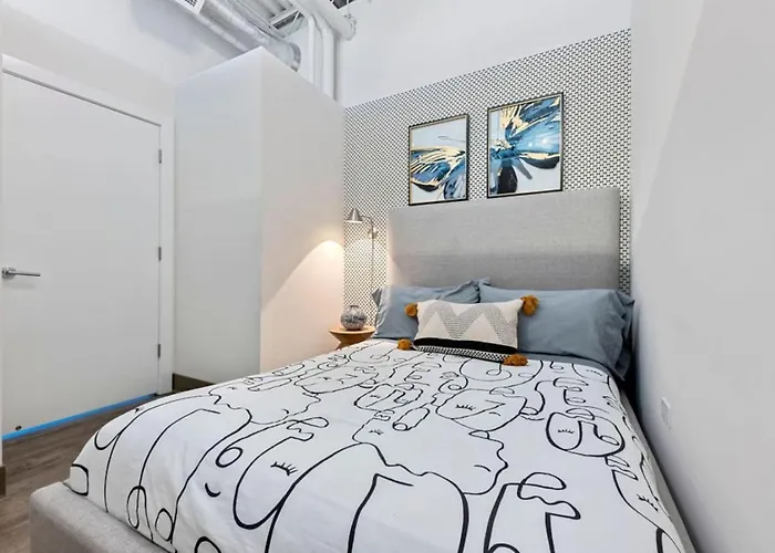 Downtown Mich Ave - 6 Penthouses, Sleep 25 *