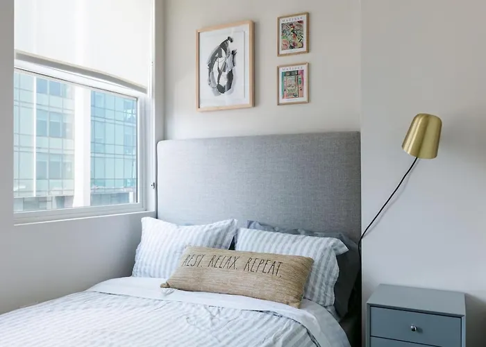 Downtown Mich Ave - 6 Penthouses, Sleep 25